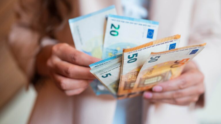 Internships typically offer a stipend, with average compensation around €578 per month (approximately $660 USD)​. This provides financial support while students gain invaluable experience.